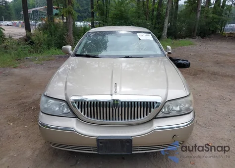 2010 Lincoln Town Car Signature Limited z USA, uszkodzony, nr VIN 2LNBL8CV5AX613980